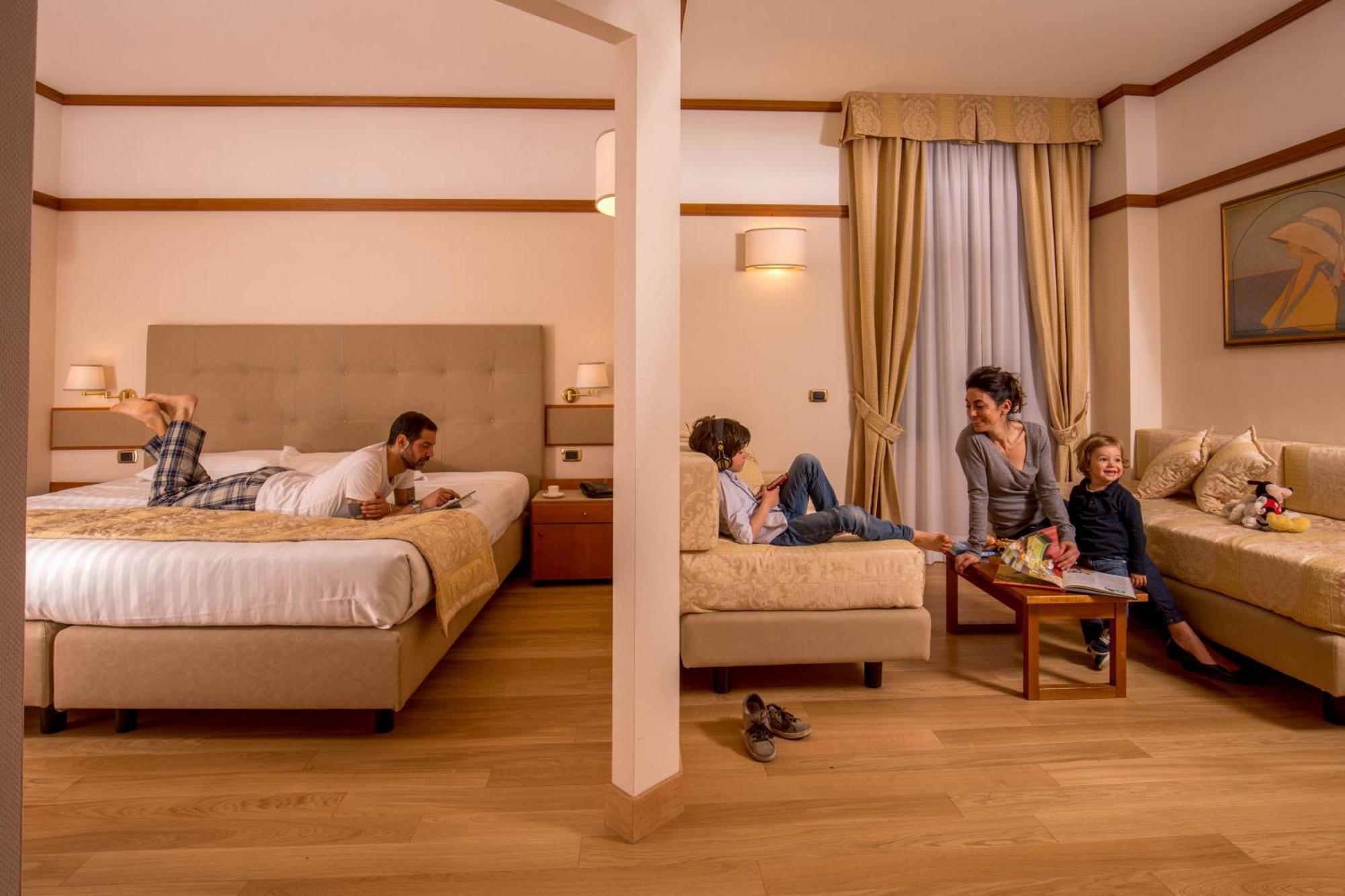 Family Room (2 Adults + 2 Children)